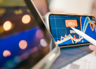 Händler über mehrere Märkte hinweg beim Auswerten von Bitcoin, Ethereum und Forex-Optionen
